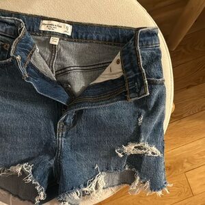 Abercrombie and Fitch Mom Jean Short Curve Love size 27/4 NWOT